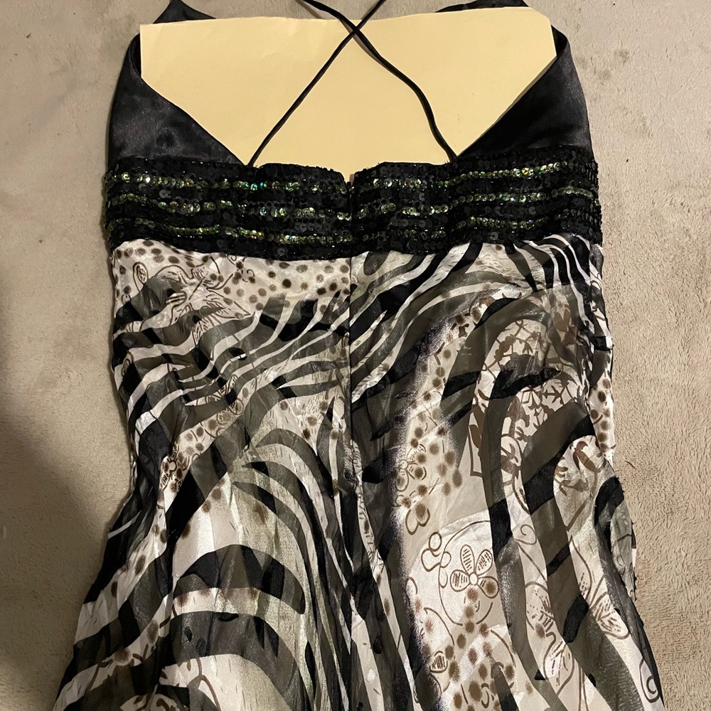 Elegant Black and White Patterned Dress - Picture 7 of 9